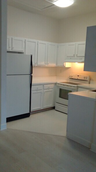 Building Photo - 48 Forest St