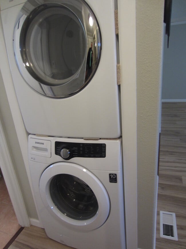 Building Photo - $1450 | 2BR/1BA House | Pet Friendly Ranch...