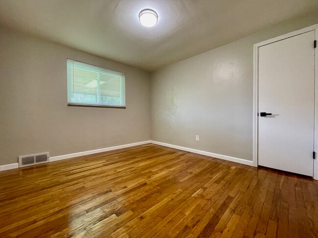 Building Photo - 3914 Evergreen Dr