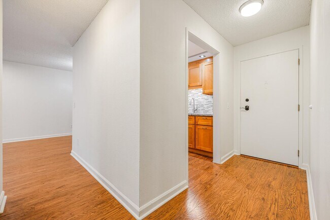 Building Photo - Sweet & Cozy 2/1 condo available in Mt. Park with covered parking, in-unit laundry, outdoor pool ...