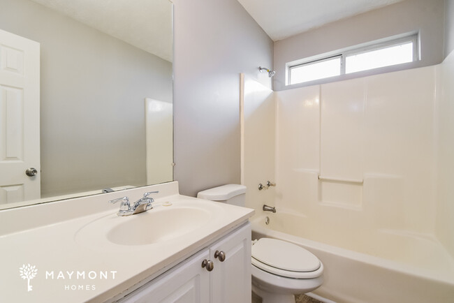 Building Photo - Bright 3 Bedroom Home