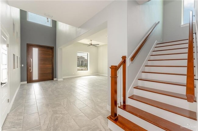 Building Photo - 1711 Lago Delton