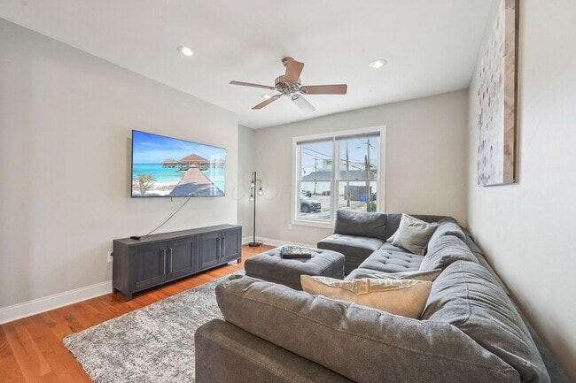 Building Photo - 565 Lathrop St