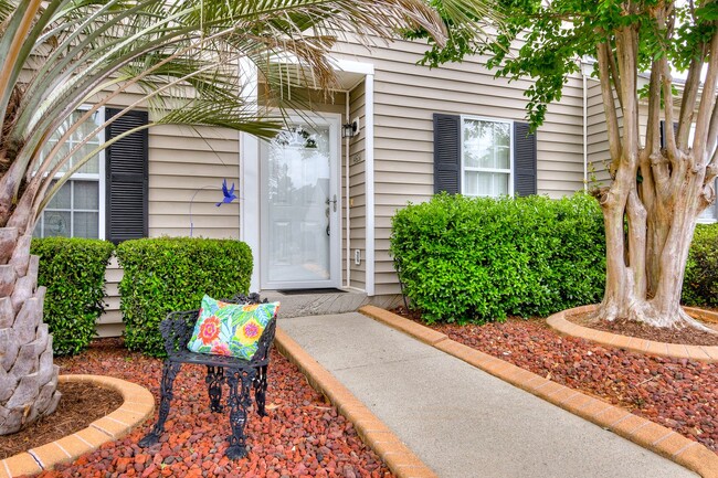Building Photo - 2 Bedroom 2.5 Bath Townhouse