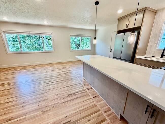 Building Photo - Freshly Remodeled 5bd/2.5bath Home w/ Daylight Basement in Heart of Multnomah Village