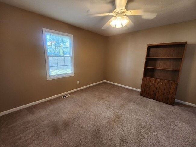 Building Photo - 3 Bedroom On Cul-de-sac, East Side Location