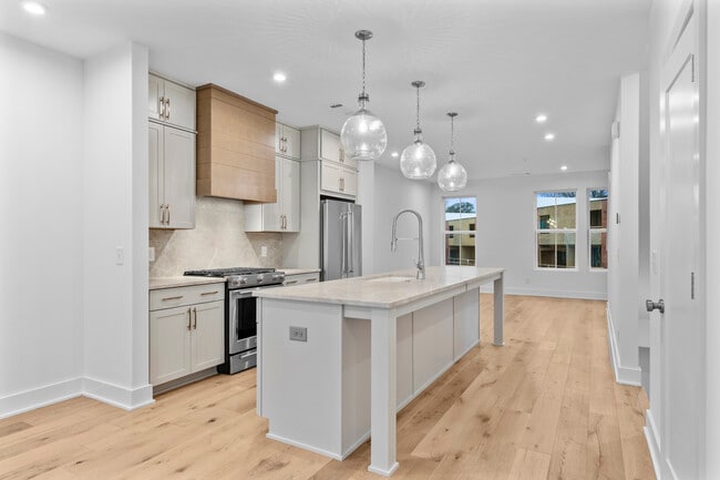 Building Photo - 201 New St