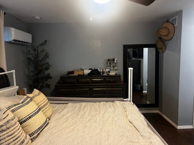 Building Photo - 1533 Hough St