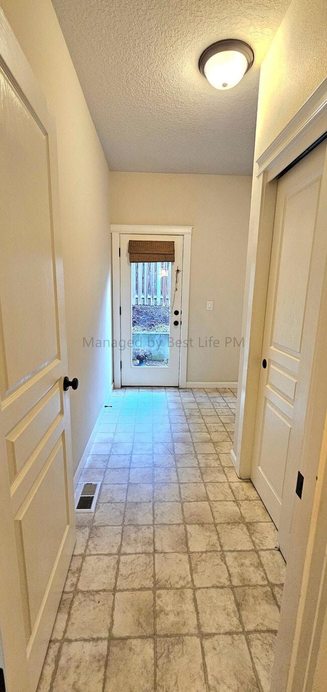 Building Photo - 9994 SE Old Town Ct