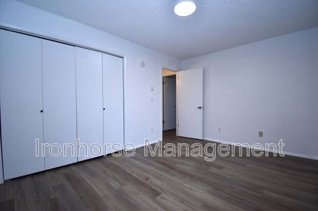 Building Photo - 811 W Villard St