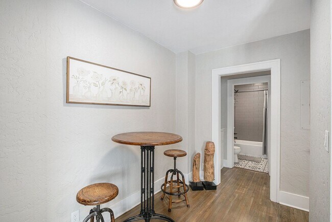 Building Photo - Start a Lease by 12/1 and Receive a $500 R...