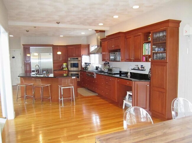 Building Photo - Spectacular 4 bedroom, 4,500 sq ft Single ...