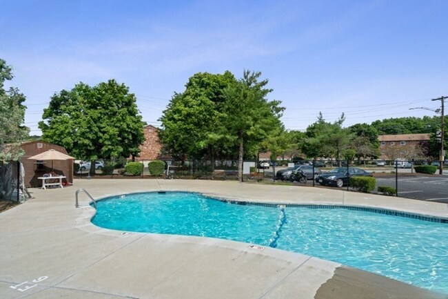 Building Photo - Two Bedroom with Heat & Parking Included Pet Friendly Top Floor