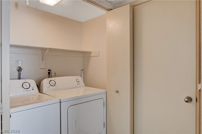 Building Photo - 7100 W Pirates Cove Rd