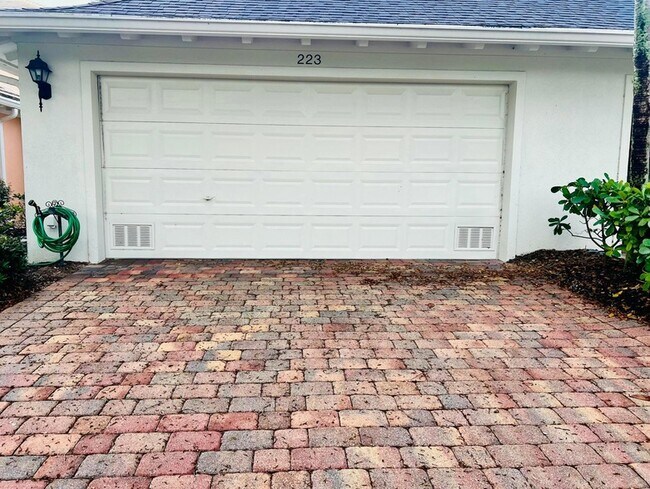 Building Photo - 223 Soriano Dr