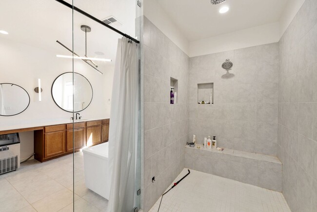 Building Photo - Beautiful 4BR/4BA home in the gated Copper View community. Features spacious living areas, mounta...