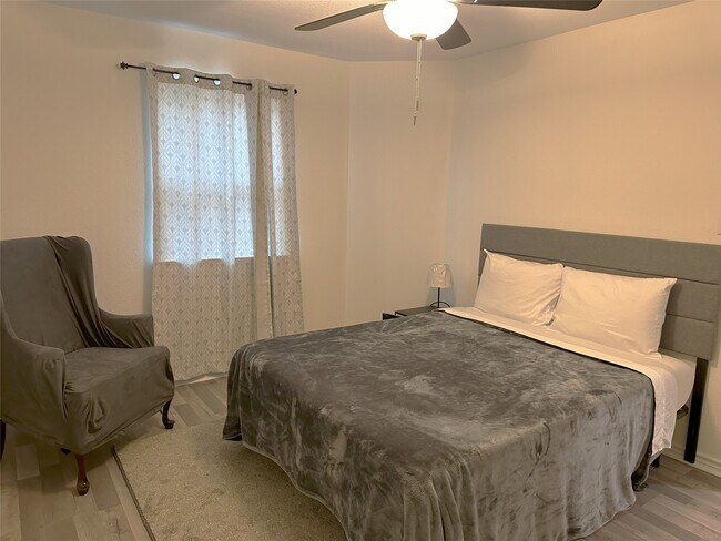 Building Photo - 16625 E Lynbrook