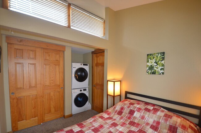 Building Photo - Pets Negotiable!  Walk to town, community hot tub! 2 month lease!