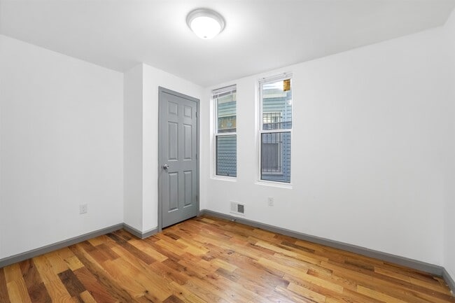 Building Photo - 904 S 18th St