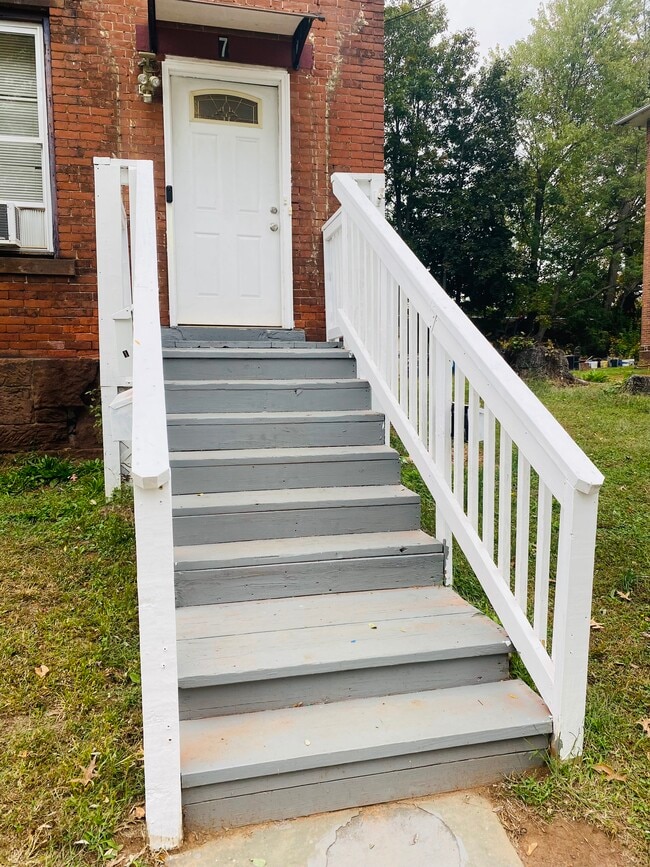 Building Photo - 7 Maple St