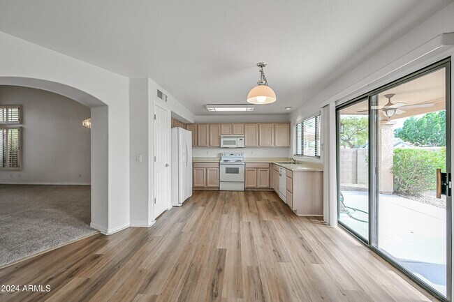 Building Photo - 2031 W Tracy Ln