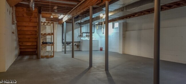 Building Photo - 6 Whitehead Rd