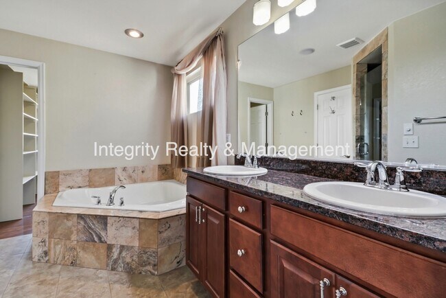 Building Photo - 4812 N Silverlace Dr