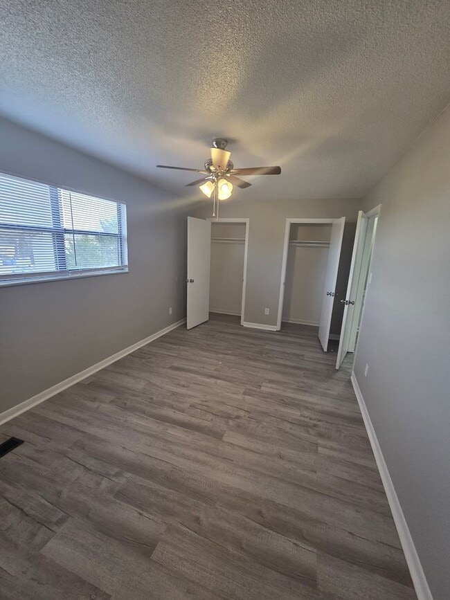 Building Photo - Beautifully Updated 2-Bedroom Townhome with Washer/Dryer Hookups!