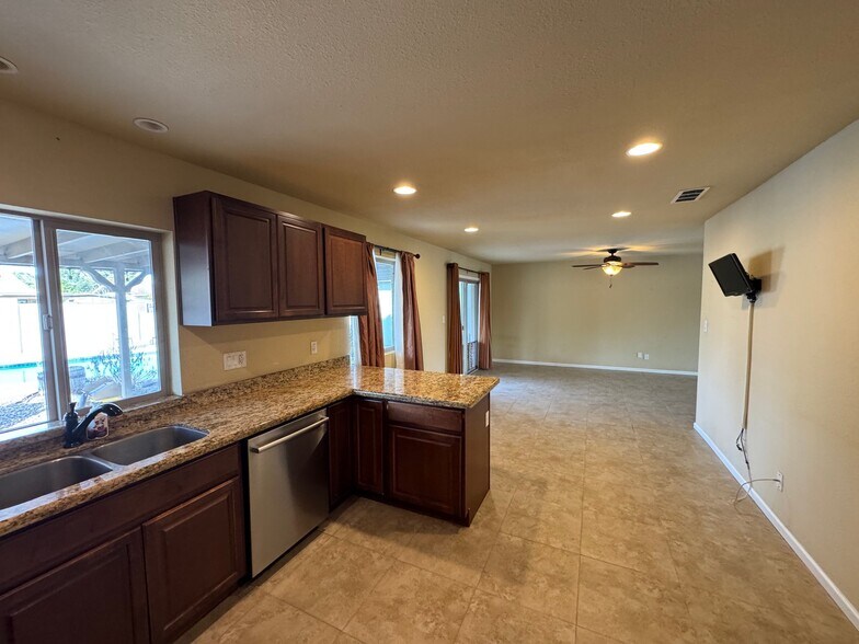 Building Photo - 2058 E Fremont Dr