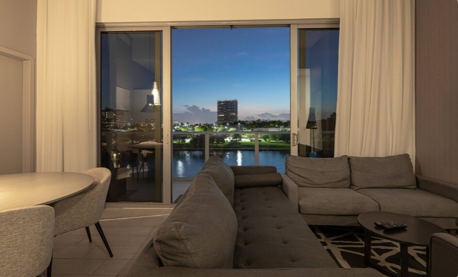 Building Photo - 4010 S Ocean Dr