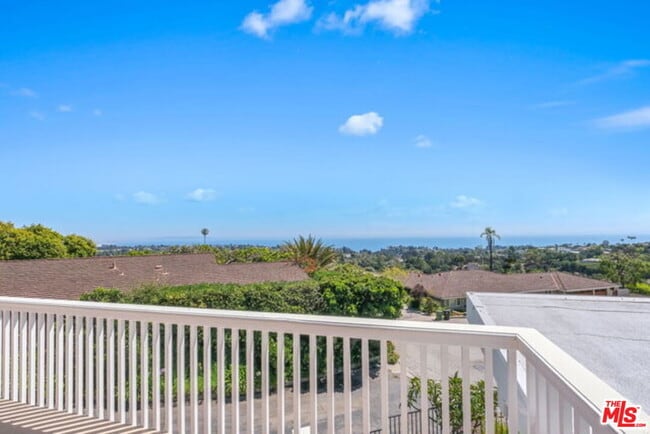 Building Photo - 1175 Las Pulgas Pl