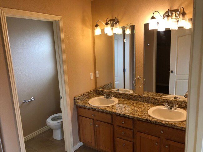 Building Photo - Duplex Town Home Rancher One Level Living