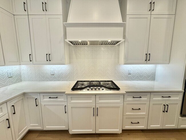 Building Photo - 3 bedroom home with 3.5 bathrooms and 2 Car Garage