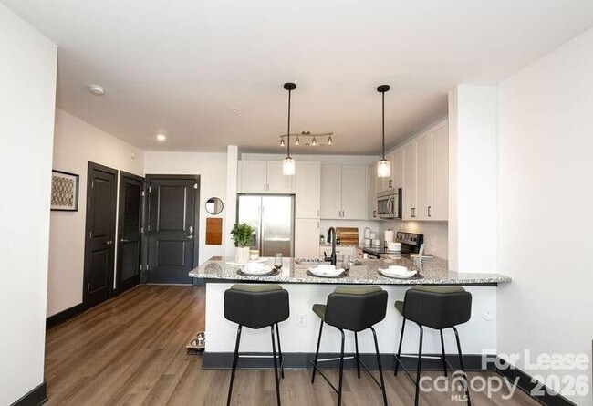 Building Photo - 425 W Trade St