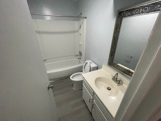 Building Photo - Room in Condo on Sharon Chase Dr