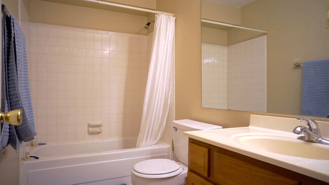 Building Photo - Comfy 2b/2ba with Outdoor Pool!