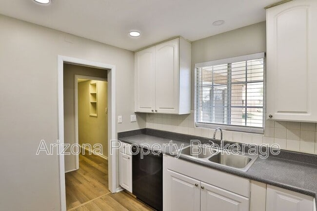 Building Photo - 144 E Vista Del Cerro Dr