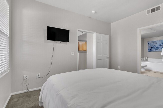 Building Photo - Fully Furnished/Great location 3 bedrooms 2  bath, community pool/gated in south summerlin area