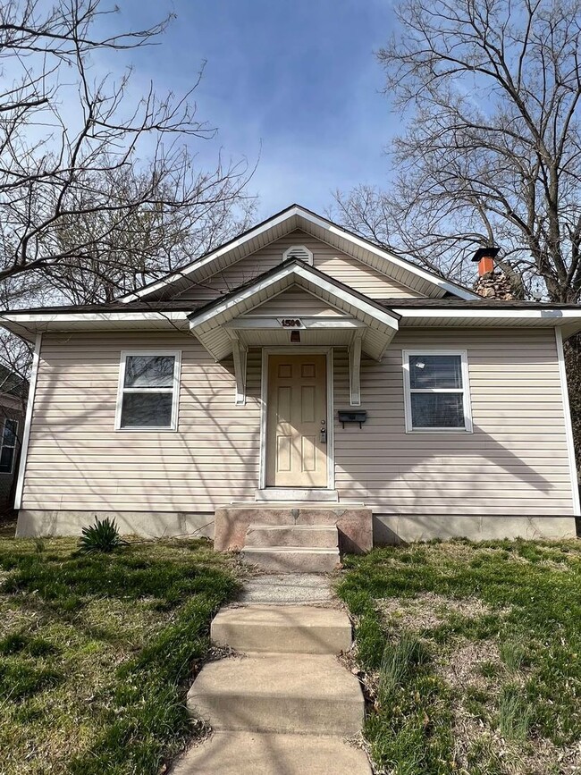 Primary Photo - ADORABLE 2 BEDROOM / 2 BATHROOM HOUSE WITH...