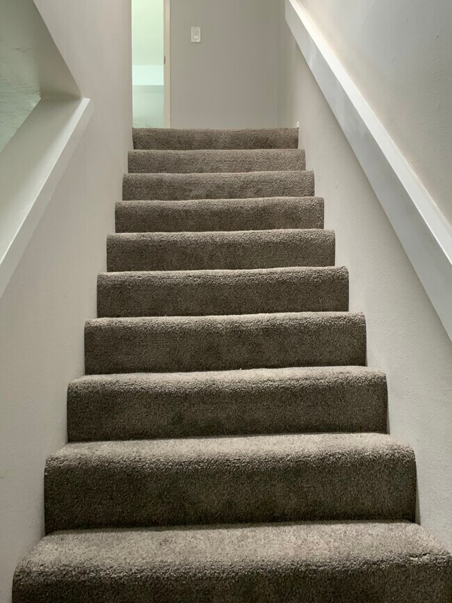 Building Photo - 135 S Sierra Ave