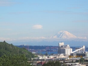 Building Photo - Luo Zhong Triplex