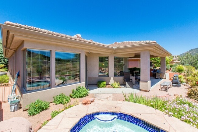 Building Photo - Open, light and bright, quiet Sedona Golf ...