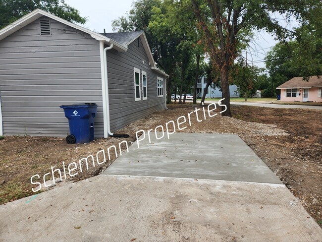 Building Photo - 202 N Getzendaner St