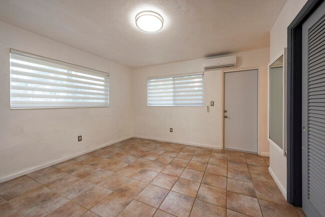 Building Photo - 1528 NE 33rd St