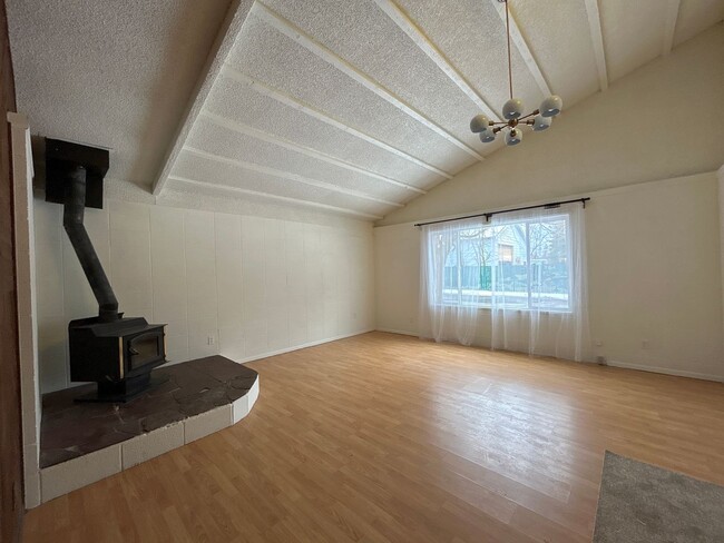 Building Photo - Spacious home