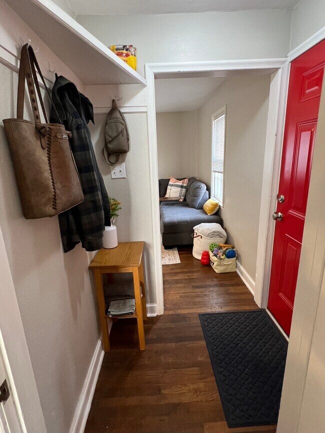 front door entryway - 1314 Lincoln Way