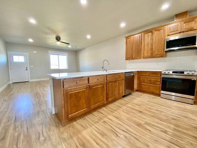 Building Photo - Gorgeous 3 Bedroom Home in West Valley