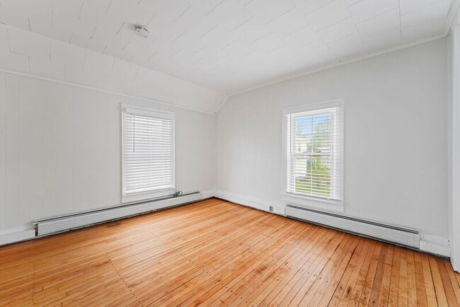 Building Photo - 2 New St