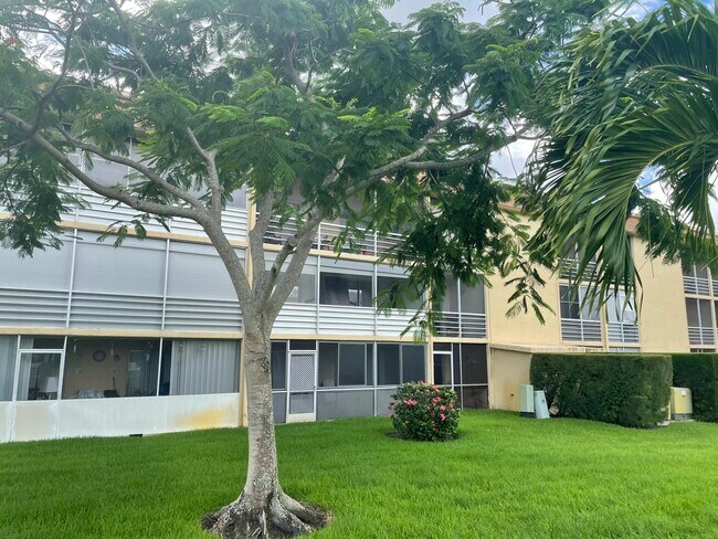 Building Photo - 500 Village Green Cir W