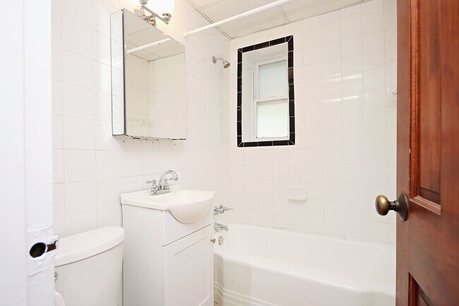 Building Photo - Student-Friendly UVA Apartment With Ting Internet Included